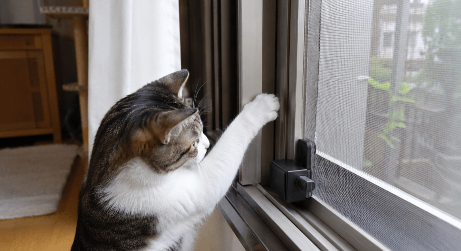 猫が網戸を開けるのを防ぐ網戸ロック・ストッパー