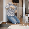 ワイヤーネットの幅と隙間を測りながら猫の脱走防止柵を手作りする女性