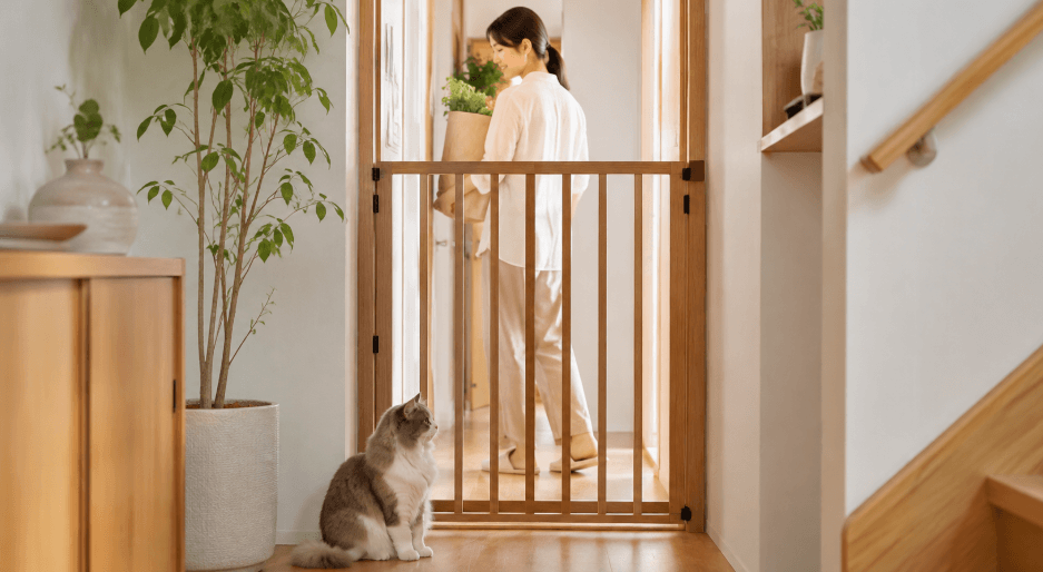 フローリングや家具になじむ木製ペットゲートと室内の猫